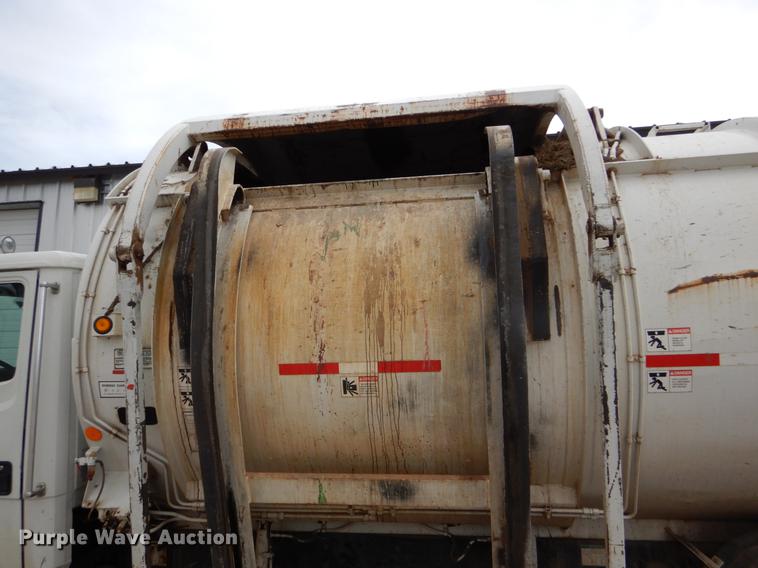 image for item FG9259 2000 Freightliner FL70 Business Class refuse truck