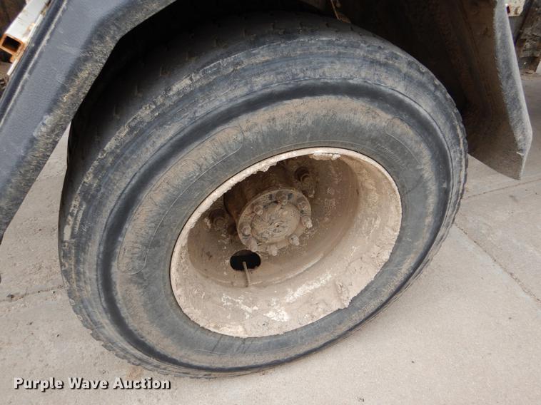 image for item FG9259 2000 Freightliner FL70 Business Class refuse truck