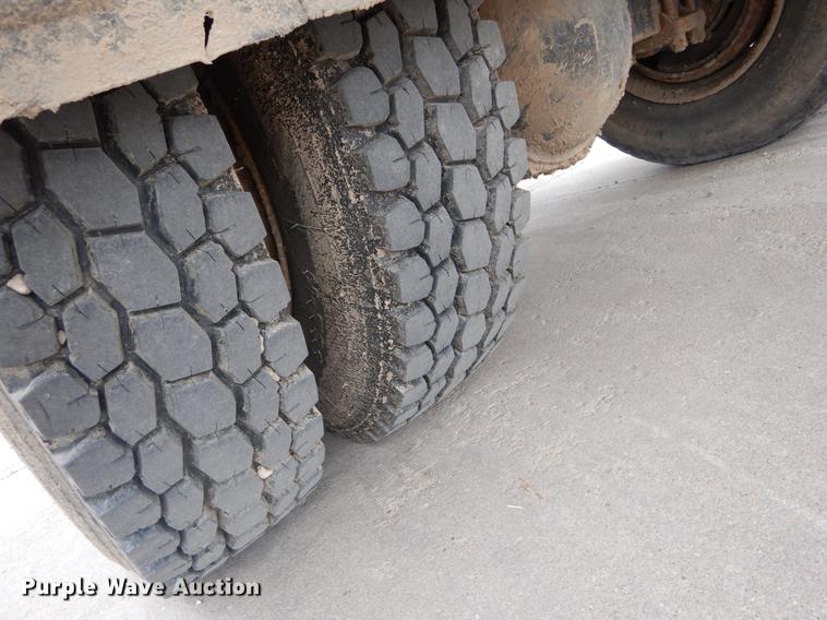 image for item FG9259 2000 Freightliner FL70 Business Class refuse truck