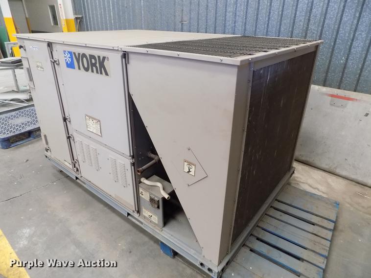 image for item FG9271 2003 York rooftop AC and heat unit