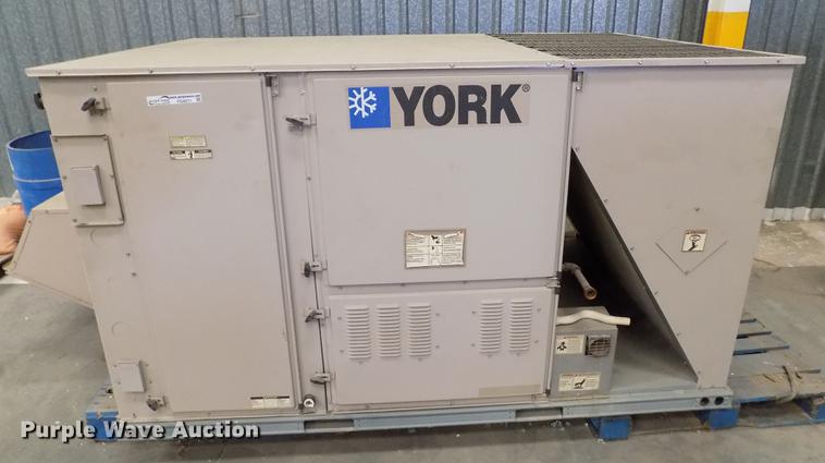image for item FG9271 2003 York rooftop AC and heat unit