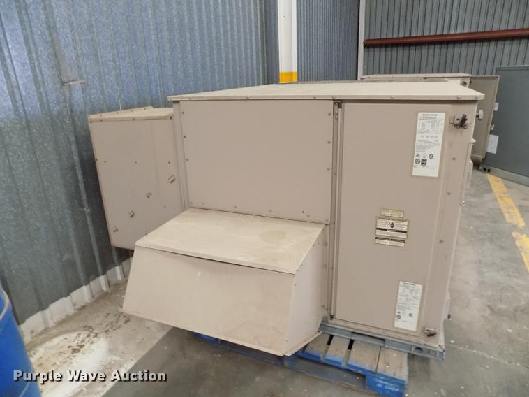 image for item FG9271 2003 York rooftop AC and heat unit