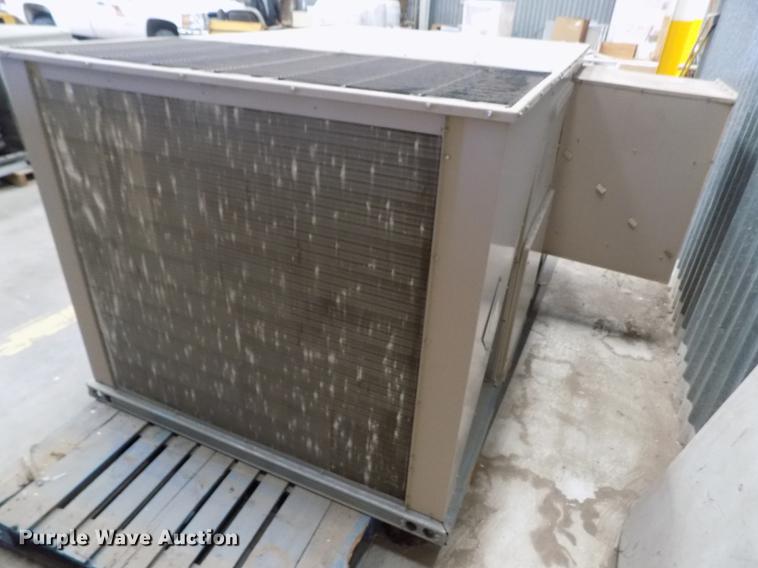 image for item FG9271 2003 York rooftop AC and heat unit