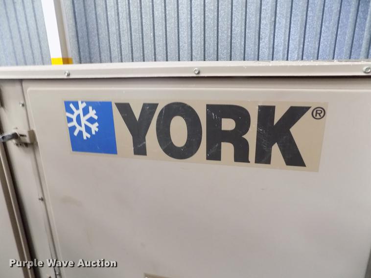image for item FG9272 2003 York rooftop AC and heat unit