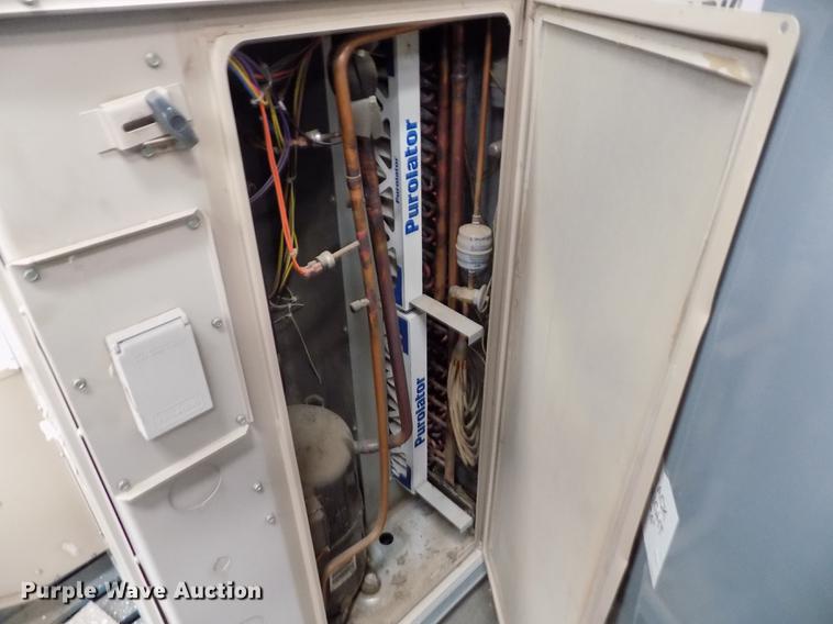 image for item FG9272 2003 York rooftop AC and heat unit