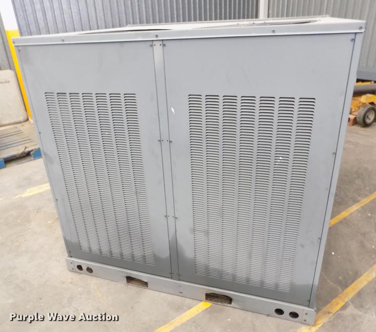 image for item FG9274 Amana rooftop AC and heat unit