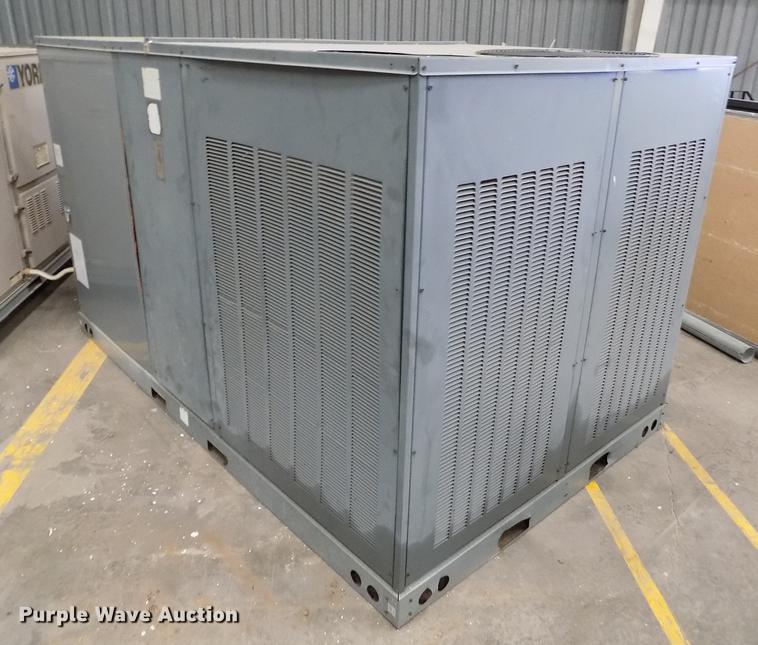image for item FG9274 Amana rooftop AC and heat unit