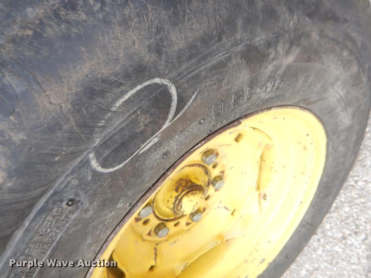 image for item FH9275 1989 John Deere 2155 tractor