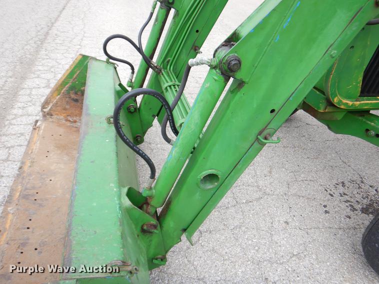 image for item FH9275 1989 John Deere 2155 tractor
