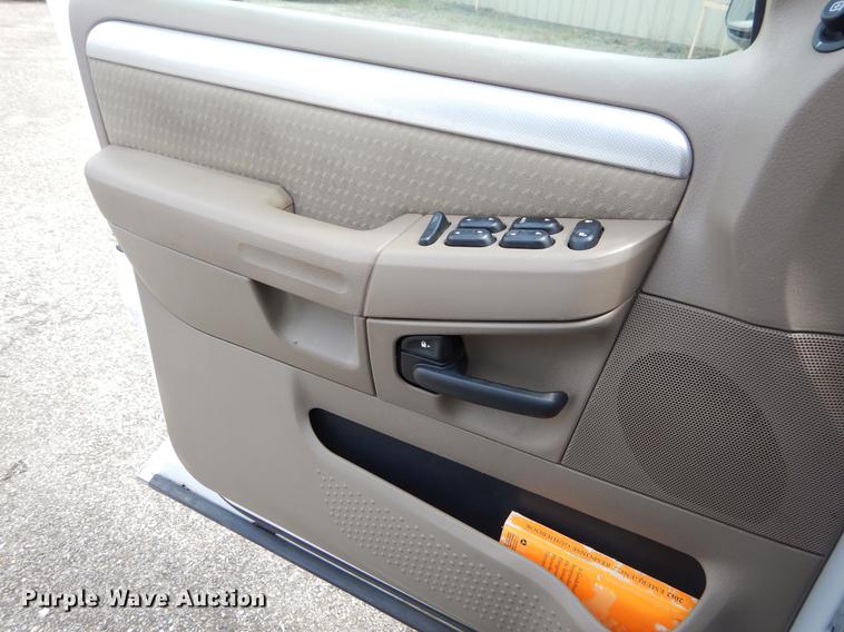 image for item FH9284 2004 Mercury Mountaineer SUV