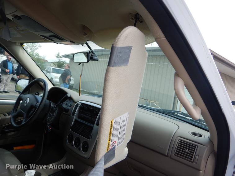 image for item FH9284 2004 Mercury Mountaineer SUV