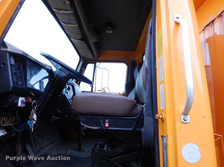 image for item FH9338 2002 International 2554 dump truck