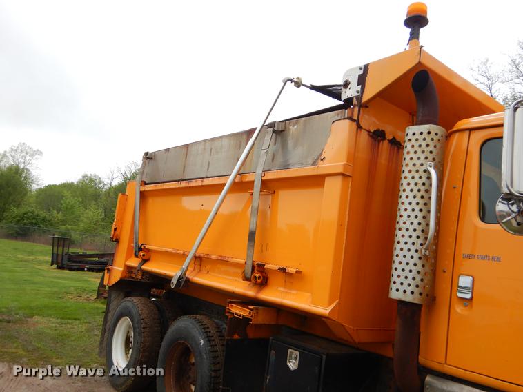 image for item FH9338 2002 International 2554 dump truck
