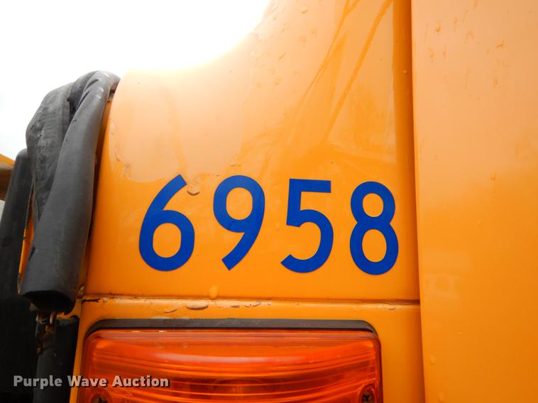 image for item FH9338 2002 International 2554 dump truck