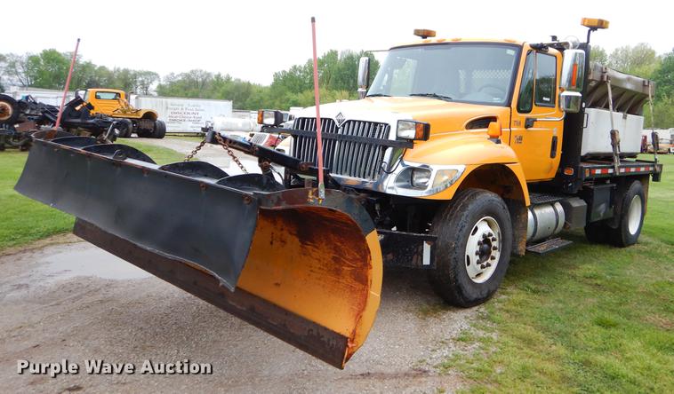image for item FH9339 2006 International 7400 flatbed truck