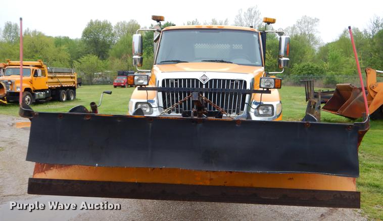 image for item FH9339 2006 International 7400 flatbed truck