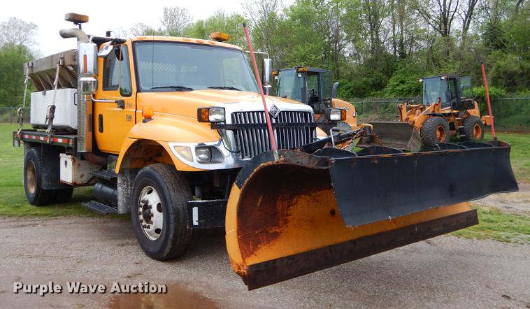 image for item FH9339 2006 International 7400 flatbed truck