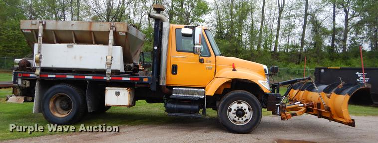 image for item FH9339 2006 International 7400 flatbed truck