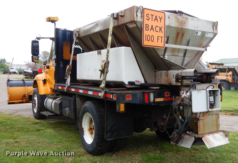 image for item FH9339 2006 International 7400 flatbed truck