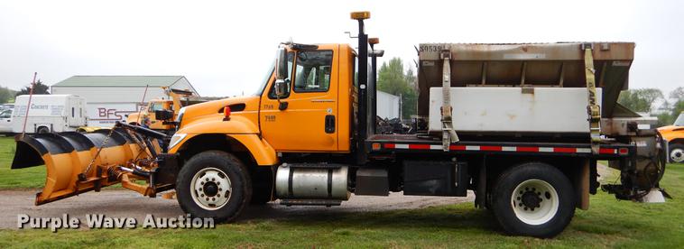 image for item FH9339 2006 International 7400 flatbed truck
