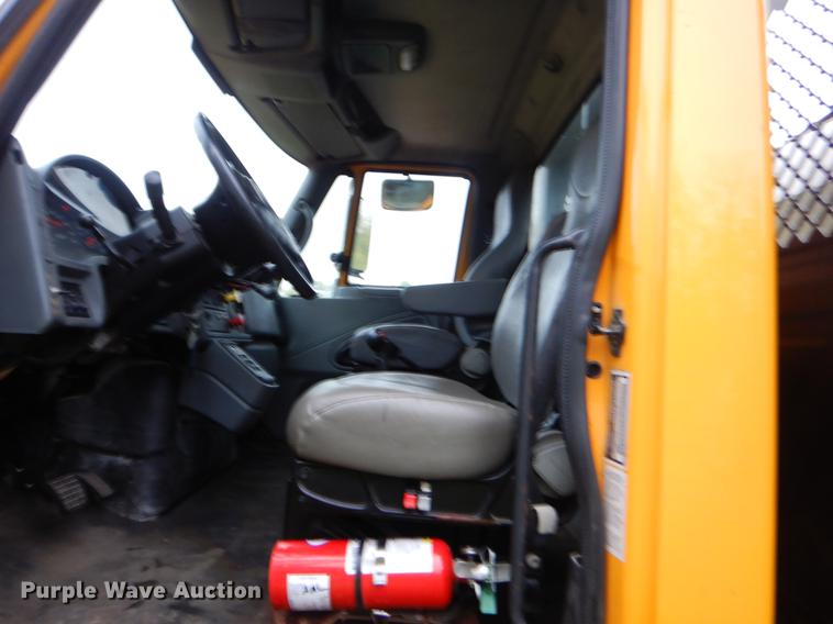 image for item FH9339 2006 International 7400 flatbed truck