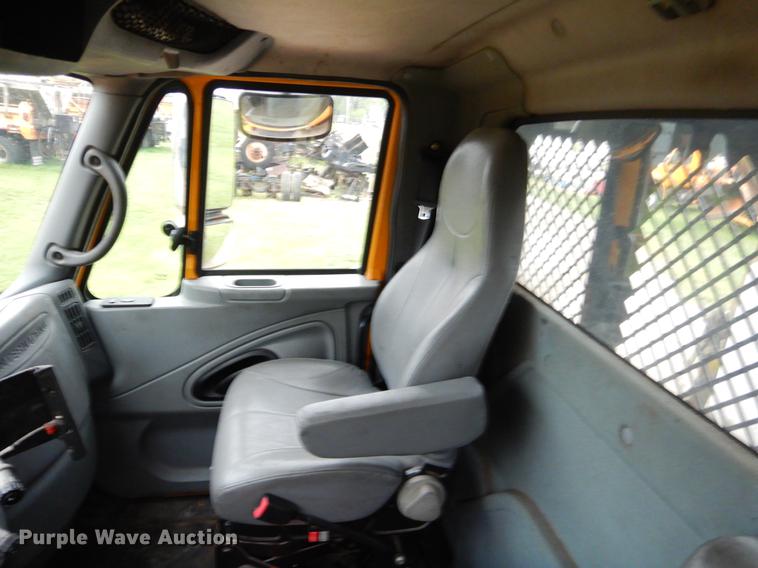 image for item FH9339 2006 International 7400 flatbed truck