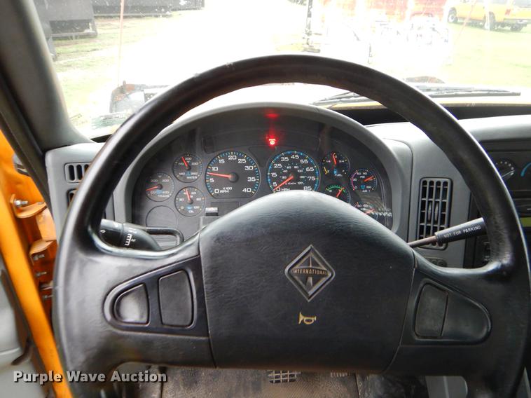 image for item FH9339 2006 International 7400 flatbed truck