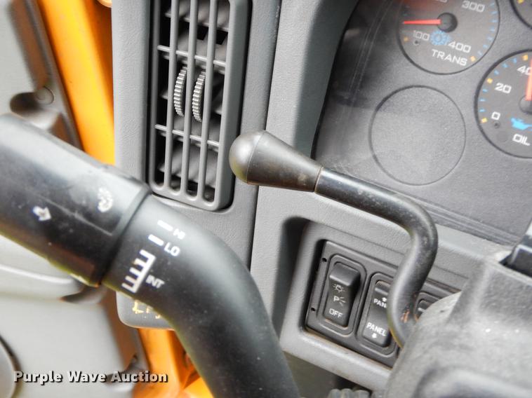 image for item FH9339 2006 International 7400 flatbed truck