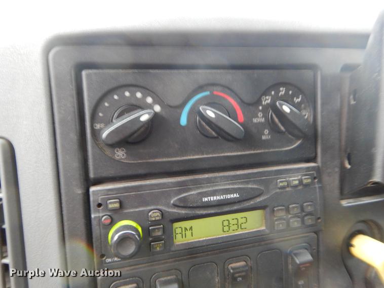 image for item FH9339 2006 International 7400 flatbed truck