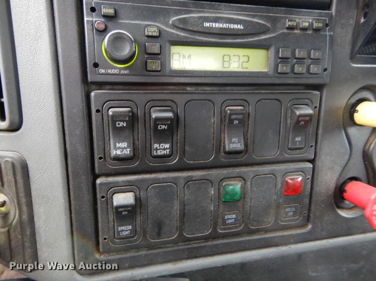 image for item FH9339 2006 International 7400 flatbed truck