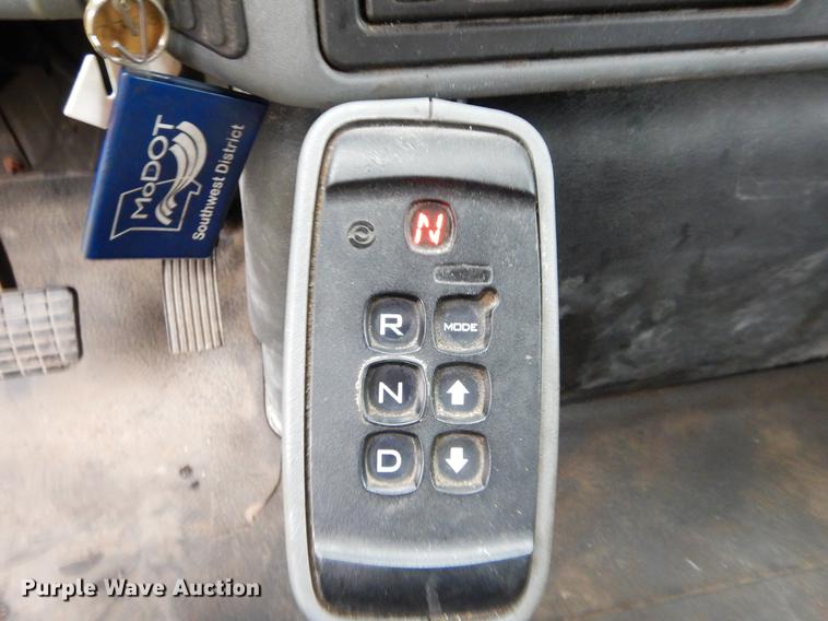 image for item FH9339 2006 International 7400 flatbed truck