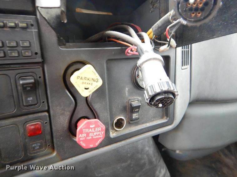 image for item FH9339 2006 International 7400 flatbed truck