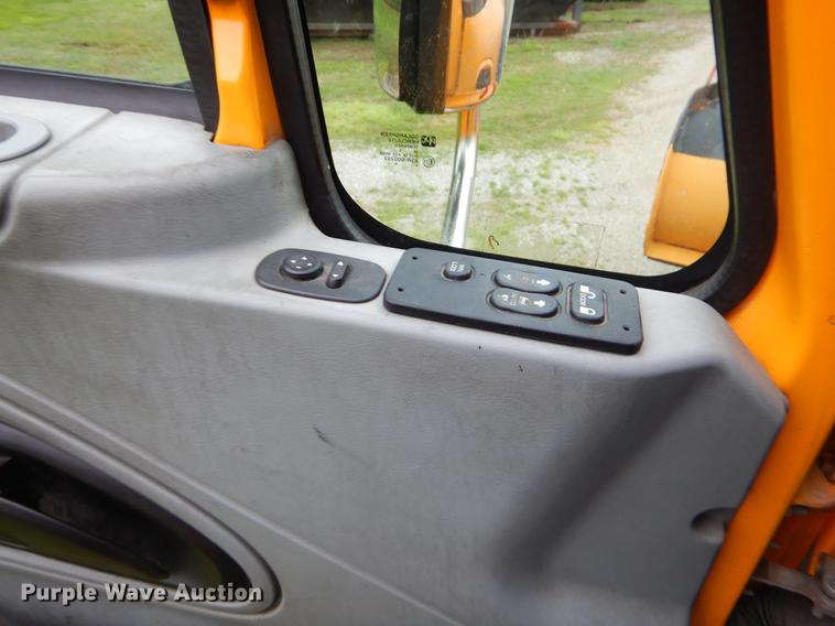 image for item FH9339 2006 International 7400 flatbed truck