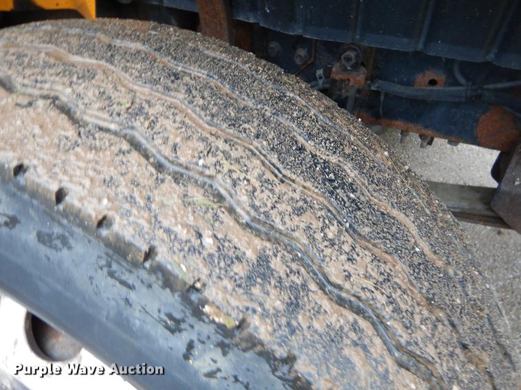 image for item FH9339 2006 International 7400 flatbed truck