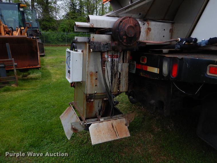 image for item FH9339 2006 International 7400 flatbed truck