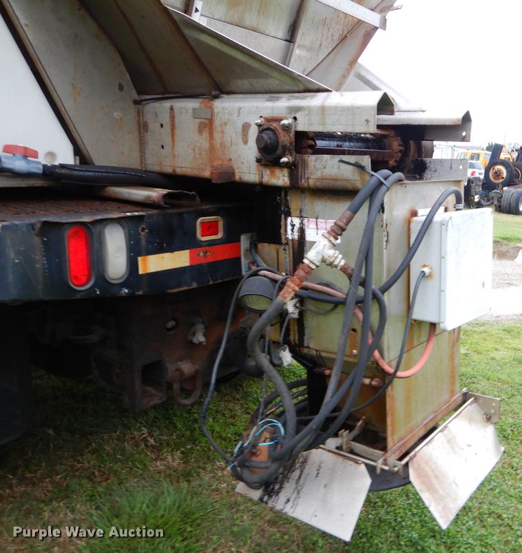 image for item FH9339 2006 International 7400 flatbed truck