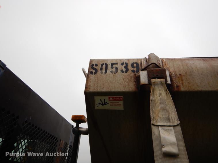 image for item FH9339 2006 International 7400 flatbed truck