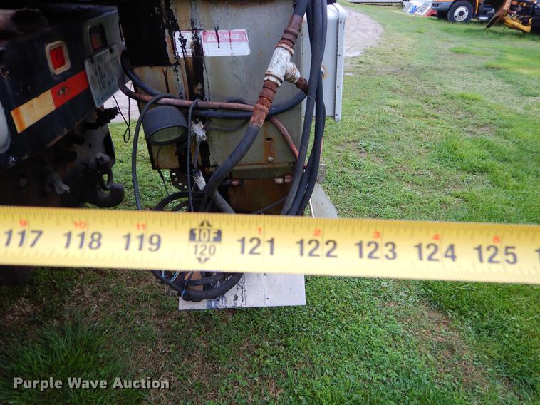 image for item FH9339 2006 International 7400 flatbed truck