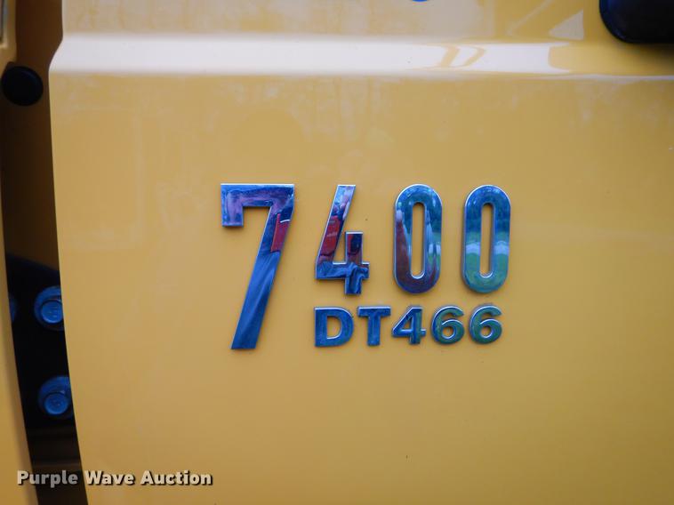 image for item FH9339 2006 International 7400 flatbed truck