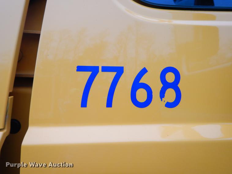 image for item FH9339 2006 International 7400 flatbed truck