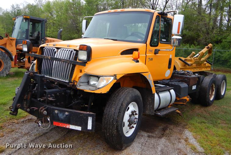 image for item FH9340 2006 International 7400 truck cab and chassis