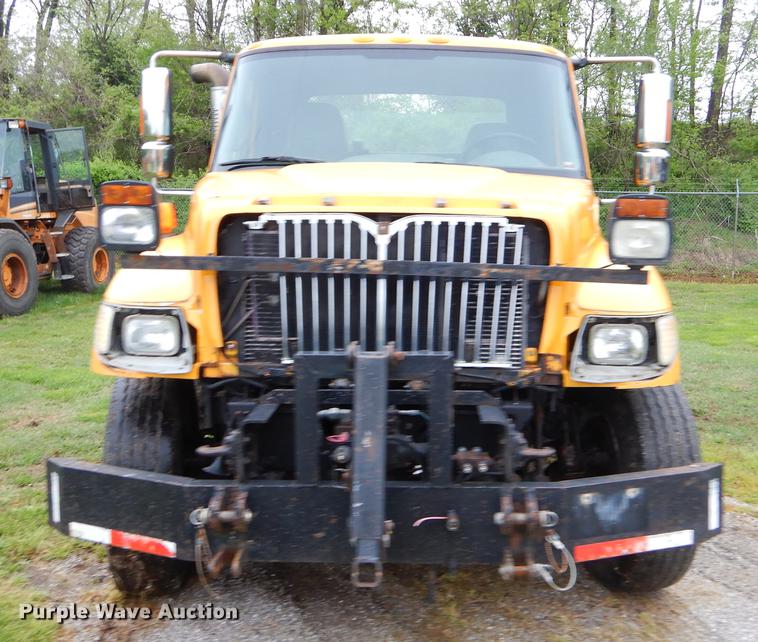image for item FH9340 2006 International 7400 truck cab and chassis