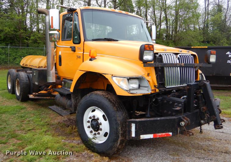 image for item FH9340 2006 International 7400 truck cab and chassis