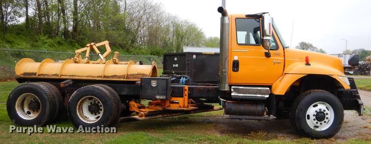 image for item FH9340 2006 International 7400 truck cab and chassis