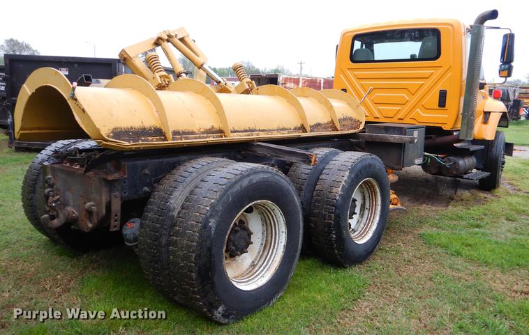 image for item FH9340 2006 International 7400 truck cab and chassis