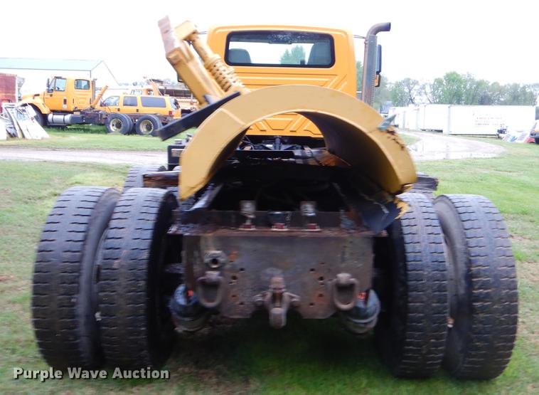 image for item FH9340 2006 International 7400 truck cab and chassis