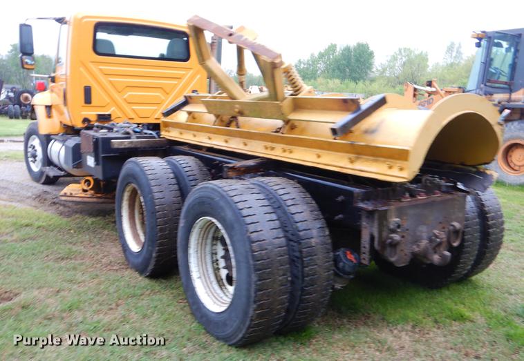 image for item FH9340 2006 International 7400 truck cab and chassis