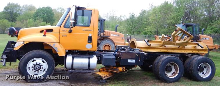 image for item FH9340 2006 International 7400 truck cab and chassis
