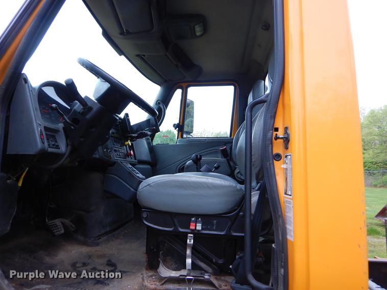image for item FH9340 2006 International 7400 truck cab and chassis