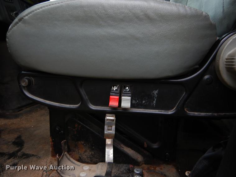 image for item FH9340 2006 International 7400 truck cab and chassis